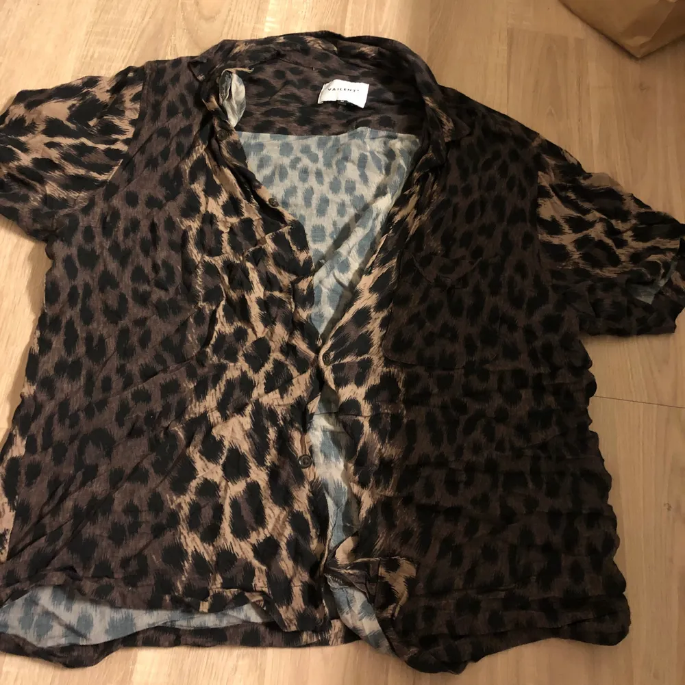 En skjorta med leopard som är väldigt mjuk i tyget, snyggt att ha över ett linne tex!. Skjortor.