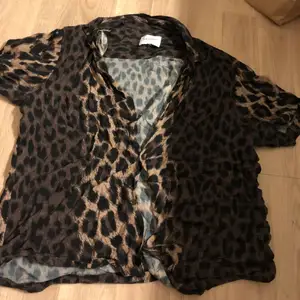 En skjorta med leopard som är väldigt mjuk i tyget, snyggt att ha över ett linne tex!