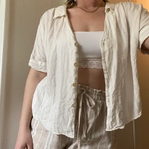 Linneskjorta - Linneskjorta från Zara i storlek L lite oversized på mig som är S-M. Gullig, lite randig-ish i sitt tyg. Jätteskön på sommaren, säljs pga har 1345st linneskjortor.