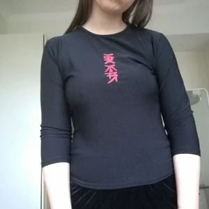 Svart Y2K topp 💘 - Supersnygg, svart, stretchig topp i polyester från Humana med rosa detalj. Very y2k! Säljer pga inte min stil längre :) men flitigt använd har den varit, dock fortfarande väldigt bra skick!