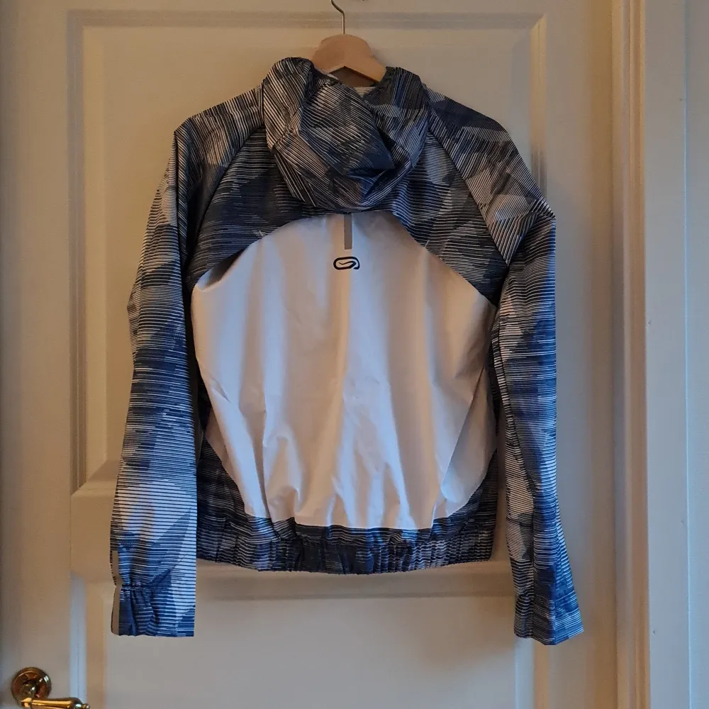 Sports jacket with two practical pockets and a hoodie. Almost never used, looks like new 😊 It has light-reflecting elements on the sleeves to make you more visible and safer 😊. Jackor.