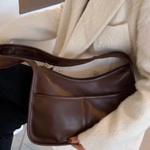 SNYGG BRUN VÄSKA - As fin snygg brun väska med vintage feeling säljes. Är helt ny och oanvänd och säljes pga inte fått någon användning... Buda, säljer vid bra bud:) Kan mötas upp i centrum Stockholm annars står köparen för frakt:)💞💞😄😄