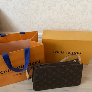 Louis Vuitton väska  - Säljer min älskade Louis Vuitton väska som jag håller kärt men använder inte lika mycket längre. Kommer sälja lite billigare med tanke på att jag inte hittar kvittot. De enda ”felet” är att själva stjälken på dragkedjan är borta men de är inget man ser. Har kvar box och påse och allt. Köpt i Frankrike för nått år sen. Inga skam bud. Fråga för fler bilder 