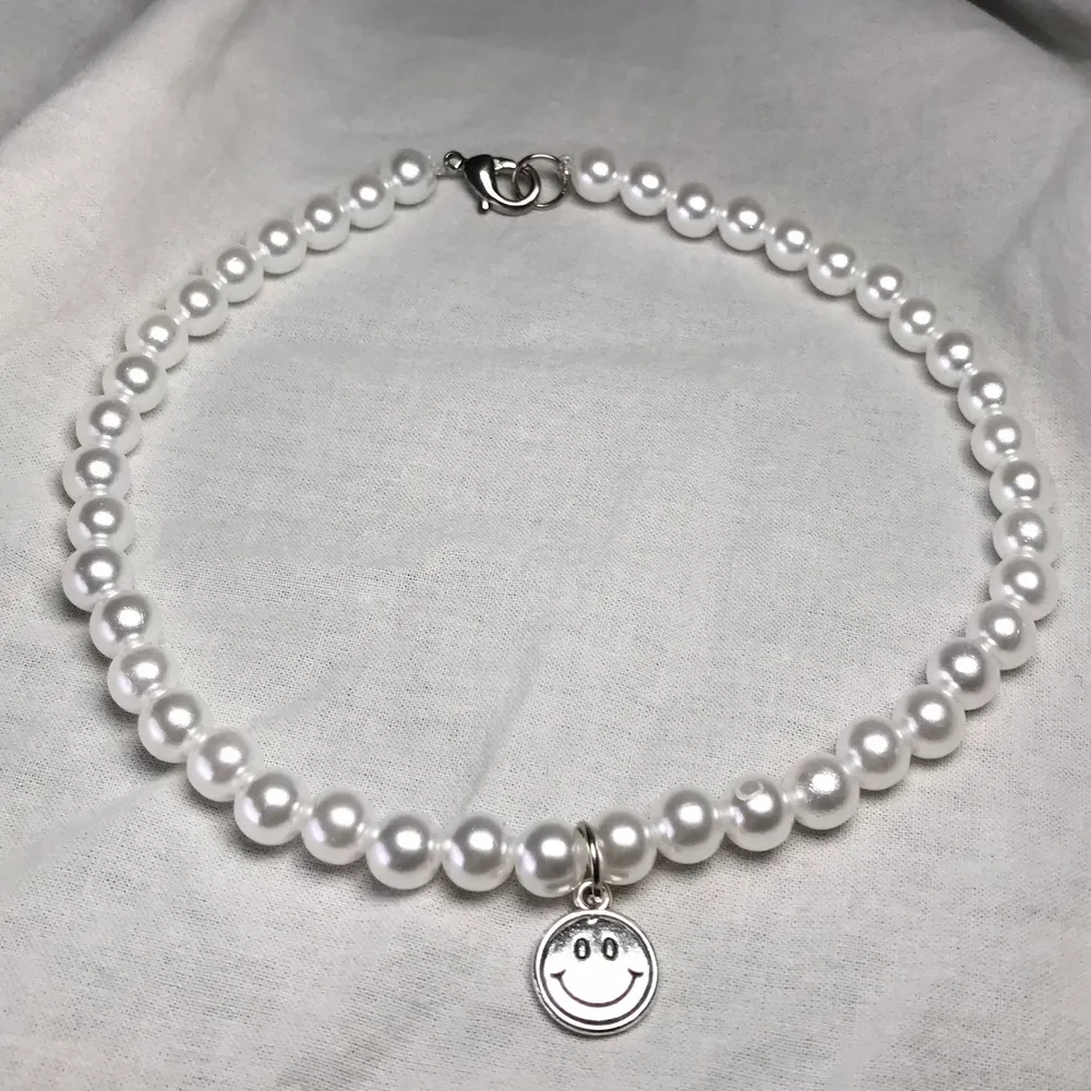 Ett handgjort elastiskt halsband med vaxade pärlor och smiley hänge🤚 ett kortare halsband som inte sitter tight ✨ GRATIS FRAKT💛. Accessoarer.