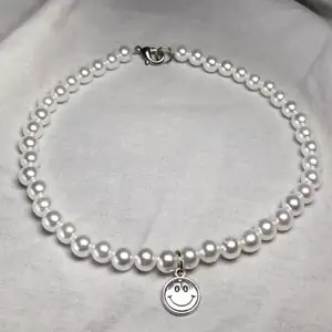 Ett handgjort elastiskt halsband med vaxade pärlor och smiley hänge🤚 ett kortare halsband som inte sitter tight ✨ GRATIS FRAKT💛
