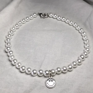 smiley necklace 👀 - Ett handgjort elastiskt halsband med vaxade pärlor och smiley hänge🤚 ett kortare halsband som inte sitter tight ✨ GRATIS FRAKT💛