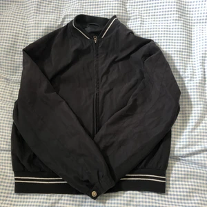 Bomber jacka - Säljer denna navy blå bomber jacket med vita detaljer! den sitter lite oversized på mig (jag e storlek extra small)