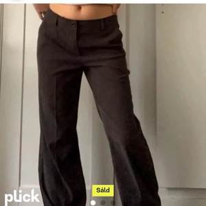 Snygga bruna kostymbyxor! - Köpte dessa byxorna här på plick men de passade inte tyvärr 🥲 men de e verkligen supersnygga, delvis lågmidjade kostymbyxor med väldigt 90’s vibe! (Bilderna e från den förra säljaren), jag är 1,70cm och de passade superbra långdmessigt! Vi kan mötas upp i Malmö annars fraktar jag!