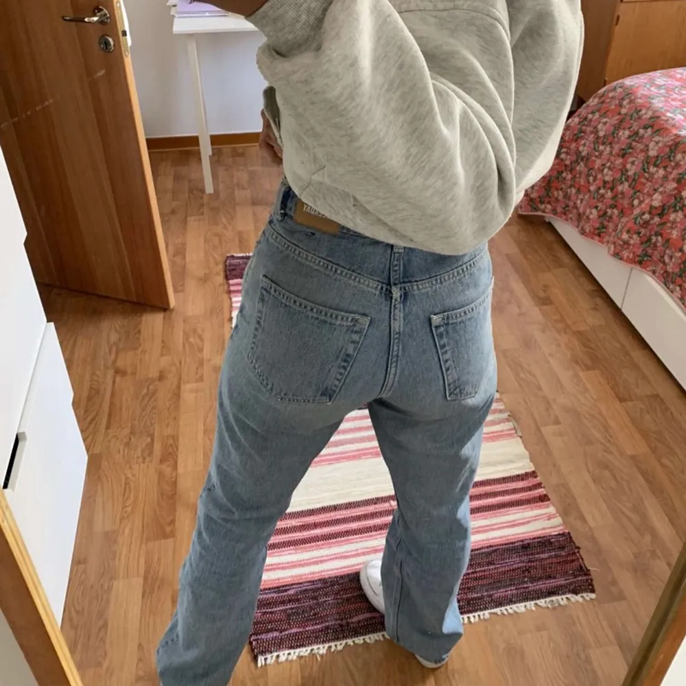 Mina bästa fina jeans i weekday-modellen Rowe som tyvärr blivit för små!!! Raka i modellen, min kompis på bilden är 165 cm men de passade även på mig som är 175😁 väldigt bra skick trots använda mycket! 280:- inkl frakt💟🧡. Jeans & Byxor.