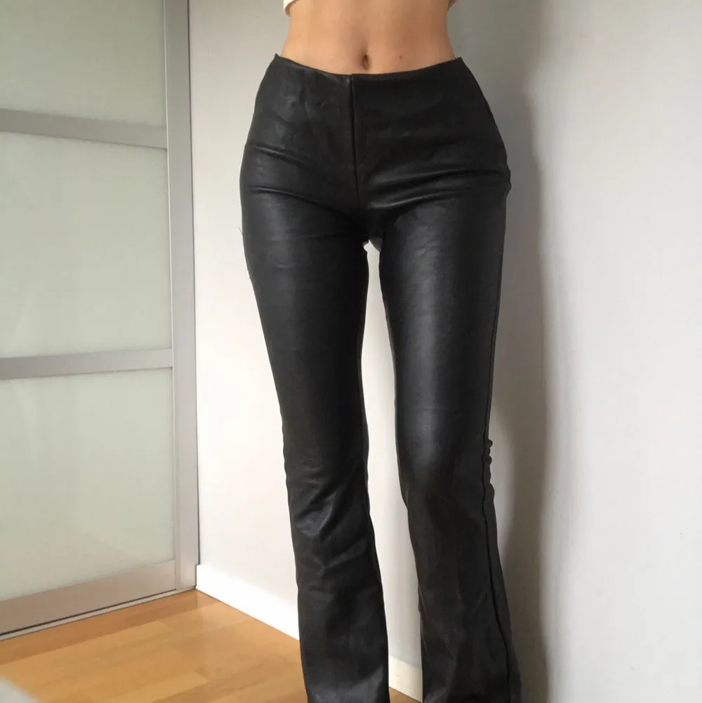 raka/ bootcut ”skinn”byxor från topshop! väldigt stretchiga :). Jeans & Byxor.