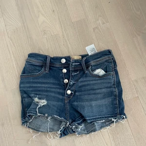 Hollister jenans shorts  - Jeans shorts från hollister i storlek 00. (Köparen står för frakten)