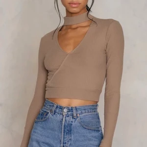 Wrapped rib choker top xxs - Tröja från nakd i xxs som jag aldrig använt! Beställde för några årsen men den var lite för liten. Köpte den för 299 kr.