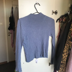Blå tröja långärmad - Säljer min blå/ljuslila tröja från NAKD. Har använts mycket och är därefter lite urtvättad. Har sytt den tajtare som man kan se på andra bilden. Inte så tydlig sömm, skulle säga att den passar 36-38. Kommer inte ihåg storleken själv, då lappen är borta. 