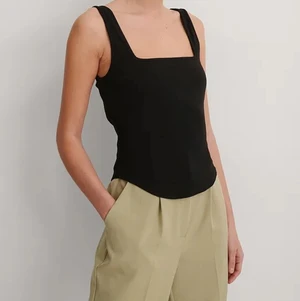 linne i stretchigt och ribbat material, med fyrkantig halsringning - <3 buda