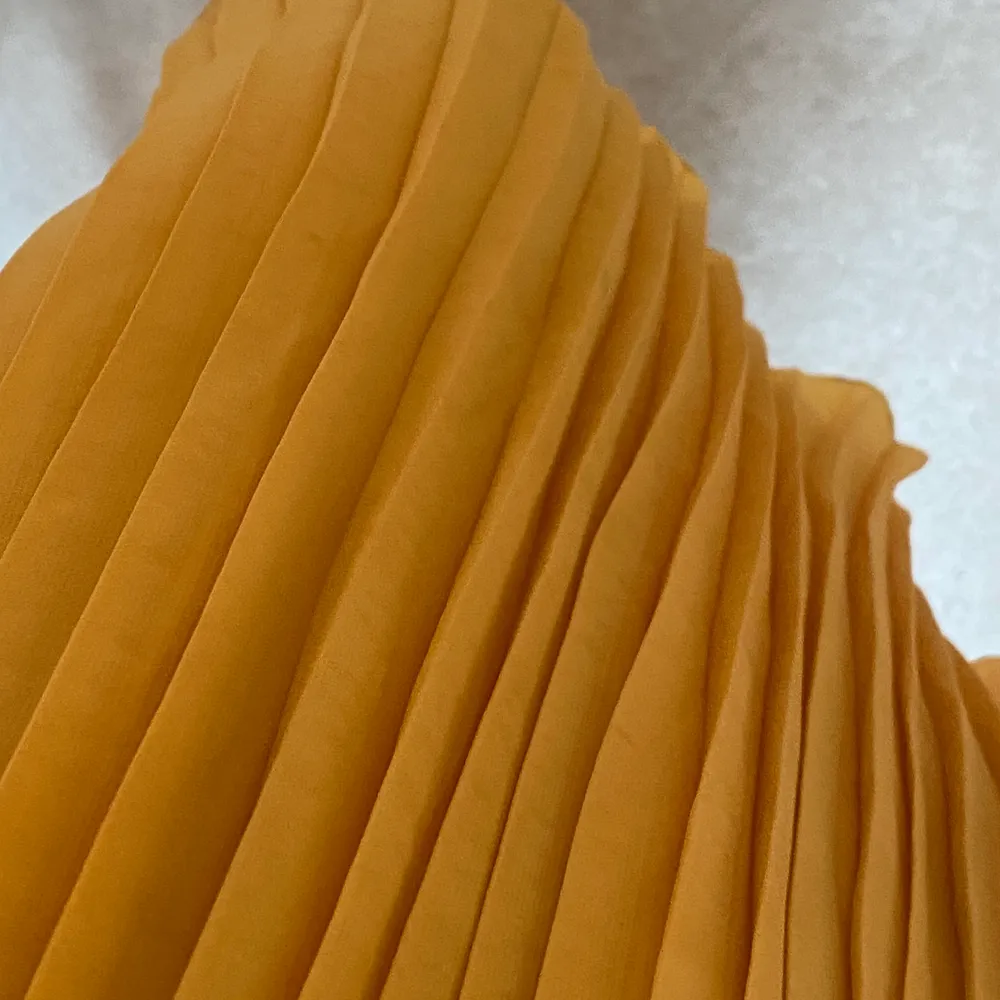 Så fin plisserad gul kjol som sitter fint på kroppen💛 Sparsamt använd!. Kjolar.