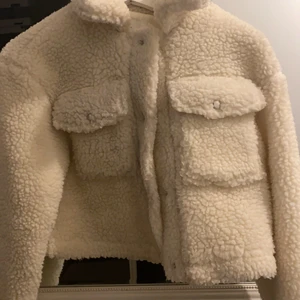 Vit jacka från linn ahlborgs kollektion  - Fin vit jacka från kollektionen tillsammans med Linn ahlborg. Den är kortare i längden vilket gör det skit snyggt med högmidjade jeans!!