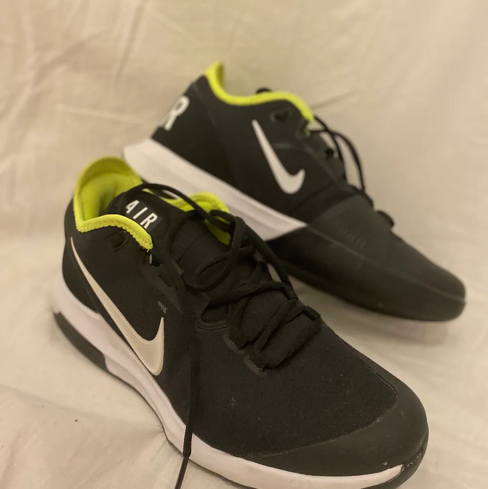 Tennissko NikeCourt Air Max Wildcard- Män. Skorna är helt nya endast testade hemma! Strl liten 43 kan även funka för 42! Inköps pris: 1000. Skor.