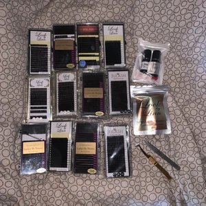 Fransförlängning  - Lim, fransar och pincetter till fransförlängning. Säljer allt för i ett paket för 500kr kan även sälja enskilda grejer så säg vad ni är intresserade i. Fransar från Look by Linn, JuLash, Lashes by Nanna och Bislash. Fransar i blandad lång, böj och tjocklek. Limmen är öppnade men endast testade. Ett av limmen är det populära limmet Love från JuLash vilket kostar 429kr nytt. 