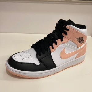Jordan 1 mid Crimson toe - Helt nya Jordan 1 mid Crimson Tint