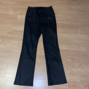 Veromoda byxor  - Nunna skinnbyxor eller glansiga jeans som är utsvängda och aldrig är använda. 