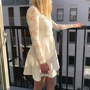 Vit studentklänning - Klänning som passar perfekt för t.ex studenten. Aldrig använd och klänningen har kvar lappen.