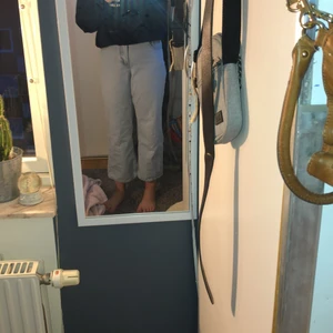 Jeans - Använda men i nyskick, köpte för något år sedan när jag behövde byxor men nu används de aldrig längre eftersom de är för korta för mig. Du står för frakt men kan gå med att betala halva 💕