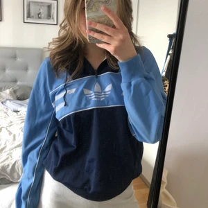 adidas trainer hoodie - Retro blå adidas trainer hoodie i fint skick, hör av dig vid frågor eller intresse✨💗
