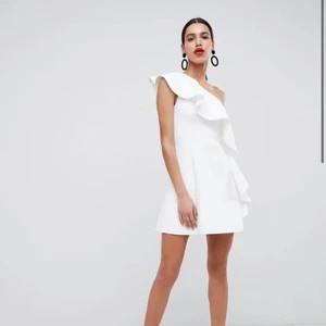 Vit klänning  - Vit klänning från asos, perfekt till studenten! Fick hem fel storlek så den passar tyvärr inte. Tjockare i materialet. 