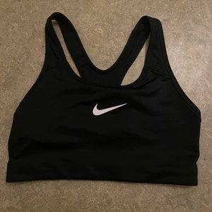 Nike sport-bh - Svart sportbh från Nike som tyvärr är förstor, bara använd en gång💕