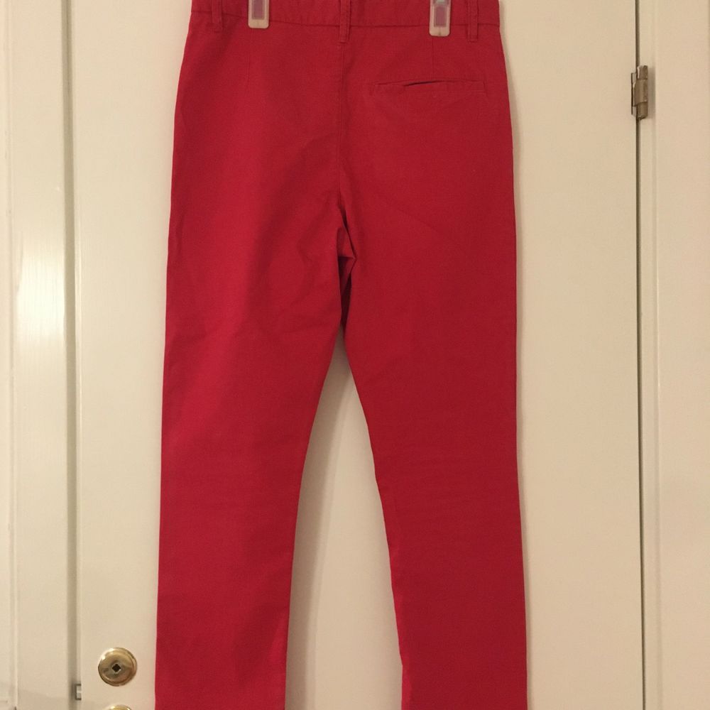 Röda chinos från H&M✨Bra skick✨Kontakta om du är intresserad✨. Jeans & Byxor.
