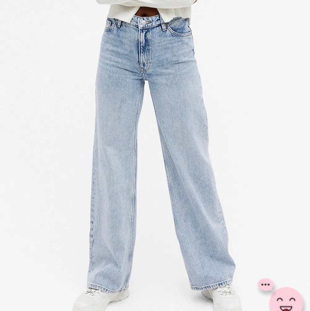 Det är blåa straight/baggy jeans från monki i storlek 24 och är i hyfsat bra skick och kostade 400 men nersatt till 250. Jeans & Byxor.