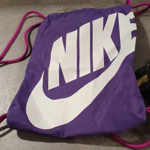 Nike rygg väska  - I mycket bra skick och passar till allt. Användade 2 dager 