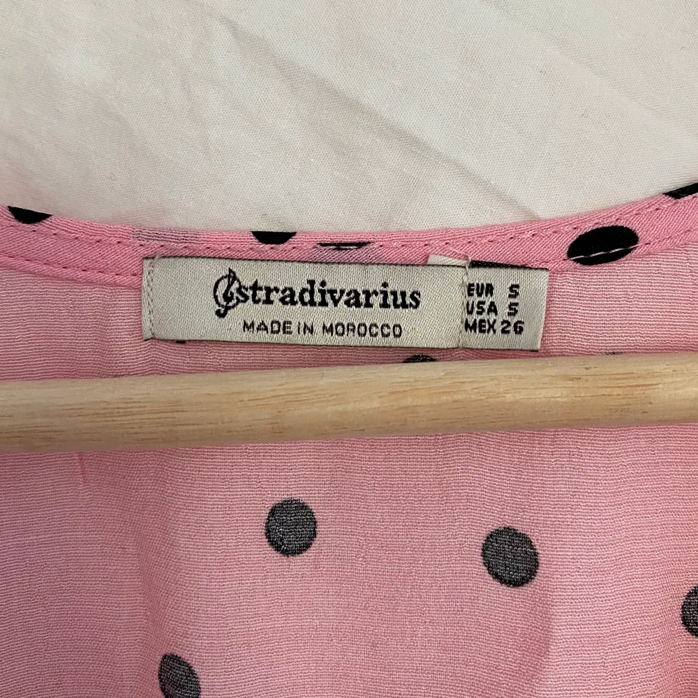 En urgullig prickig rosa croppad top från Stradivarius! 🥰 Det står S men är absolut en XS, därför ingen bild på 🤪 använt en gång, pre 2 vågens mängd av pizza 😅. Toppar.
