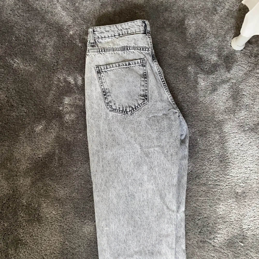 Snygga trendiga jeans från Gina! Snygg model och trendiga året runt! Säljer pågrund av att de är tyvärr inte min still och för att jag har lite för mycket jeans nu❤️ Nästan aldrig använda!!. Jeans & Byxor.
