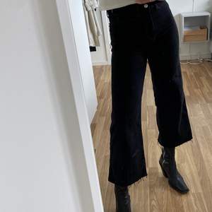 Jätte snygga och stretchiga jeans! Lite kortare i modellen jätte snygga till boots, rumpan sitter även som en smäck ;)