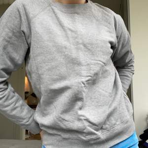 En jättefin, basic, grå sweatshirt från cos. Den är i väldigt fint skick och passar till det mesta! Kan eventuellt mötas upp :)