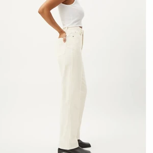 Rowe jeans från Weekday - Vita jeans i modellen Rowe från Weekday, strl 27/32. Helt oanvända, prislapp kvar! 