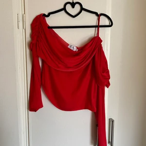 Linn Ahlborg x NAKD - Röd topp från en av de tidigare LA x Nakd kollektionerna. I princip oanvänd då den aldrig passat mig tyvärr. Storlek 36 men skulle säga att den passar XS ❤️ Har tyvärr ingen bild på hur det sitter på då jag inte får på mig den.