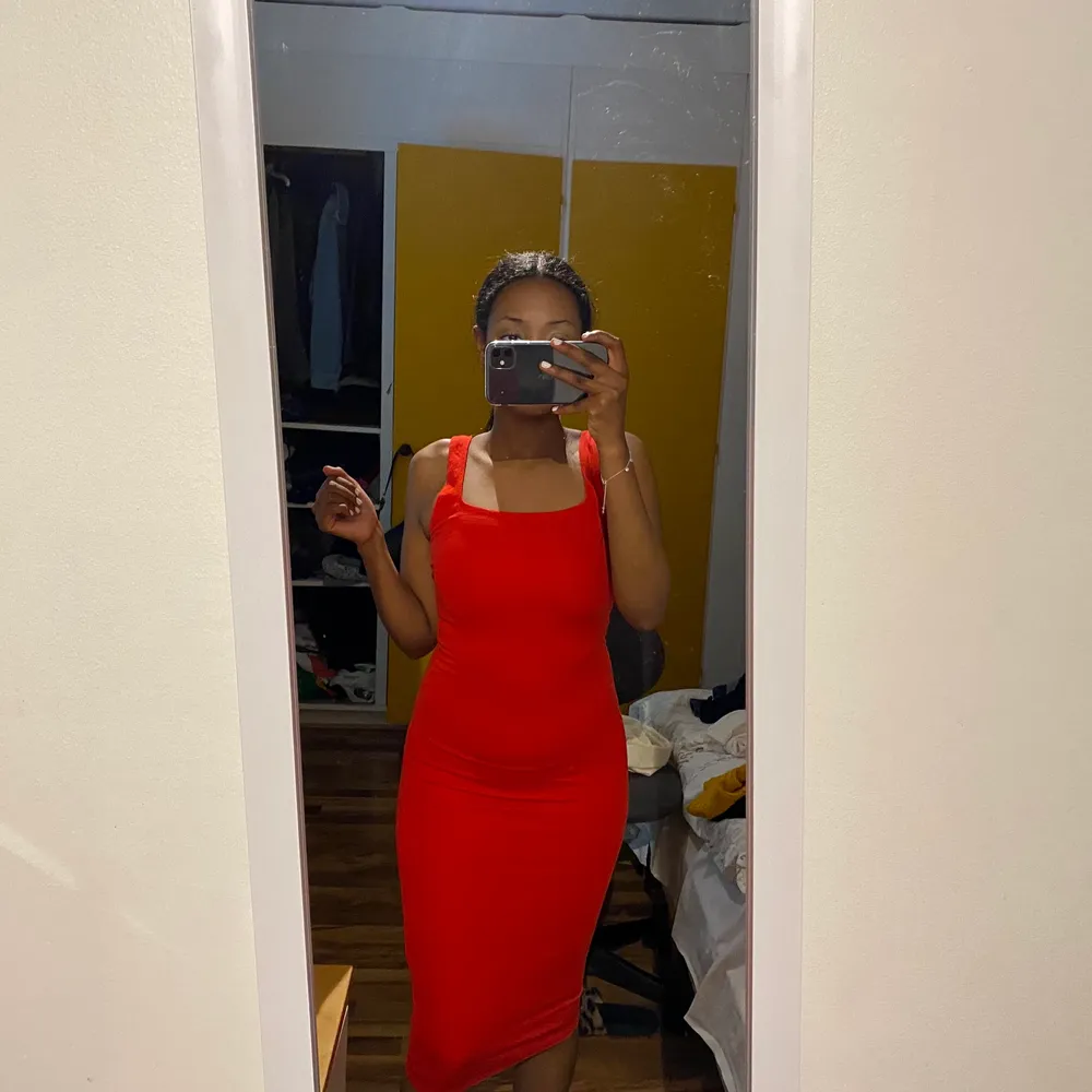lång röd klänning, aldrig använd.. Klänningar.
