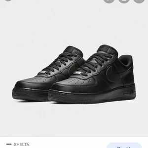 air force 1 - säljer min svarta air force 1 i super bra skick! säljer för 500kr eller bud om fler är intresserade, storlek 38,5,  om du vill köpa eller har frågor så skriv privat! lånad bild!