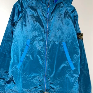 Stone Island Nylon Metall - Aldrig kommit till användning därav Cond: 9/10. Nypris 4.500kr och slutsåld överallt 