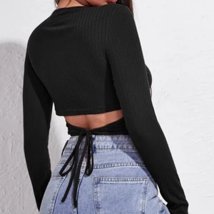 Svart tröja - (Lånad bild) säljer denna as snygga tröjan med knyte där bak🥰🥰