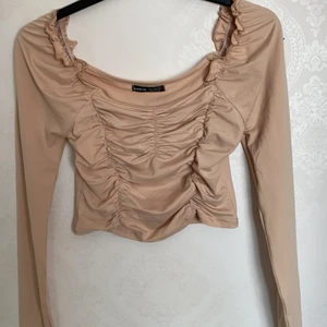 Beige färgad tröja - Denna tröjan har jag aldrig använt, också från shein och säljer den för att den inte passade mig. Den är jätte fin och sitter bra på.