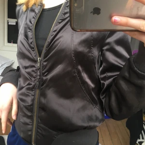 Vårjacka  - Säljer den här fina bomberjackan som är perfekt till våren och passar till det mesta! Den är svart i lite glansigt material och väldigt bra skick. Storlek 34 från H&M. Skriv privat för fler bilder!