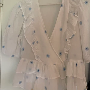 Sommartopp - Jätte söt blommig topp med puff ärmar och volanger, använd ett fåtal gånger. Hör av digg vid intresse/mer info💕