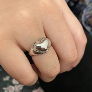 Ring - silvrig ring (ej äkta). justerbar. (modell är ungefär storlek 18)