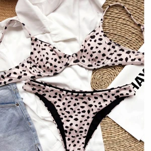 Bikini set - Jätte fint bikini set men överdelen var tyvärr förliten så kommer aldrig få användning av de (alltså HELT  oanvänt) Hör av dig vid intresse💕
