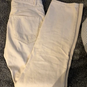MOM JEANS  - säljer mina knappt använda ljusbeiga mom jeans ifrån Lindex. Storlek 34, 150 + frakt.🤍
