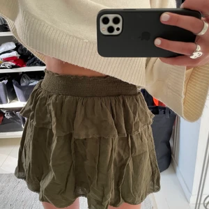 Volang kjol - Super snygg volangkjol i mörkgrön!