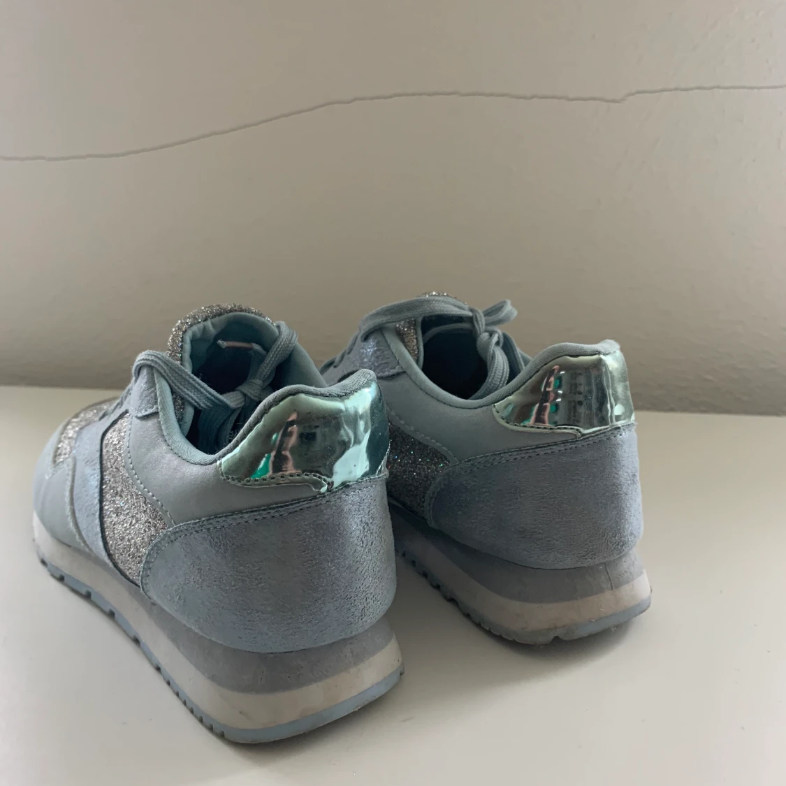 Glittriga blåa sneakers!  - 90